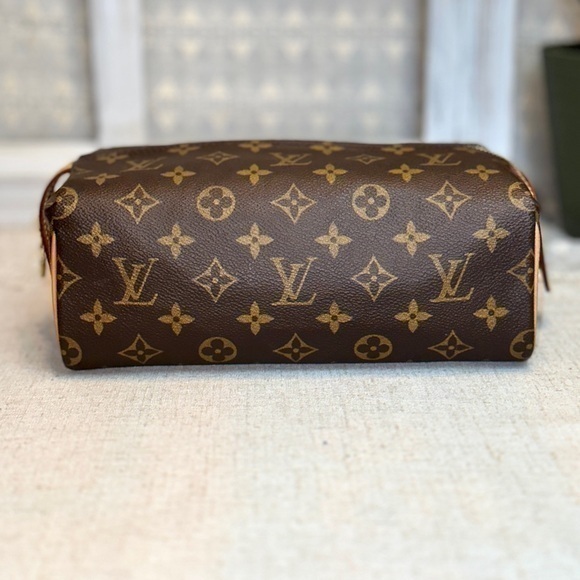 AUTHENTIC Louis Vuitton Dopp Kit. EXCELLENT condition. - Picture 9 of 16
